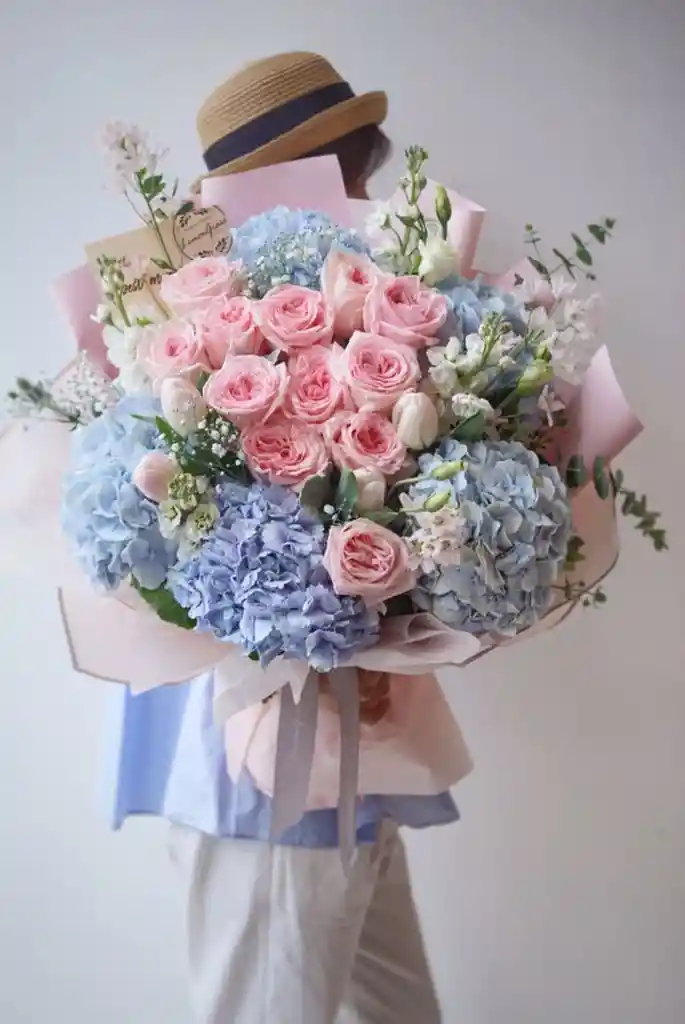 Bouquet De Hortensias Con Rosas Y Eucalipto.