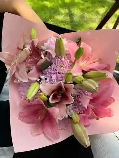 Bouquet Rosado De Lirios Y Crisantemos