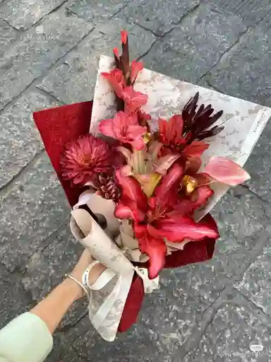 Bouquet Vinotinto De Lirio Y Crisantemo