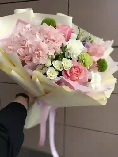 Bouquet Con Hortencia Rosas Y Clavel