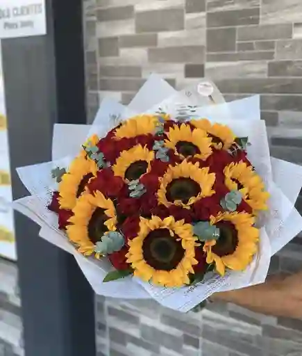 Ramo De Rosas Y Girasoles