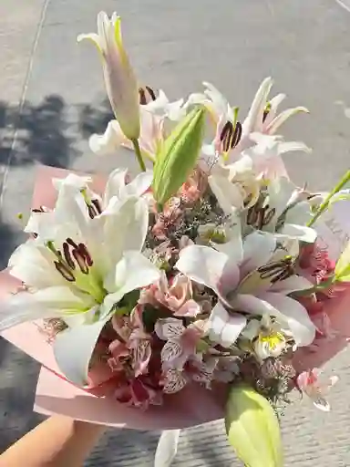 Bouquet De Astromelia Y Lirio
