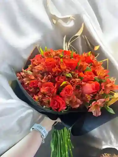Ramo Buchon Rosas Y Astromelias.
