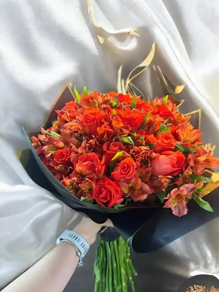 Ramo Buchon Rosas Y Astromelias.