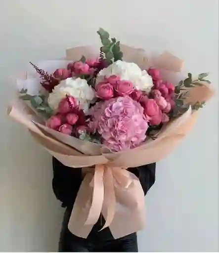 Bouquet De Hortencias Y Rosas