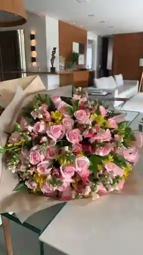 Ramo Buchon Rosado Con Astromelia Amarilla