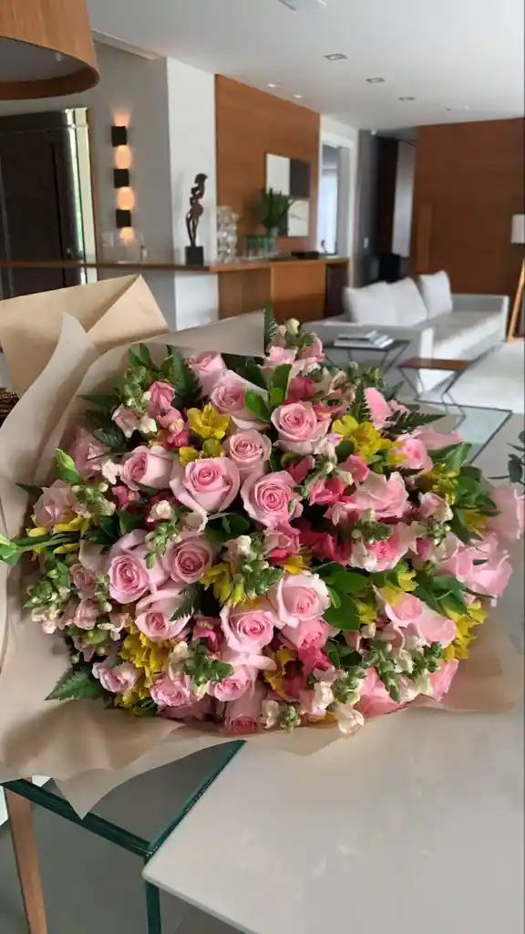 Ramo Buchon Rosado Con Astromelia Amarilla
