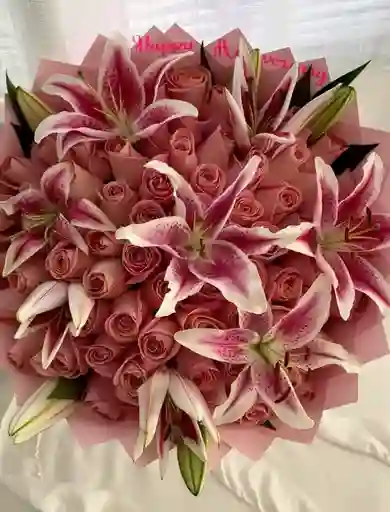 Buchón Rosado De Rosas Y Lirios