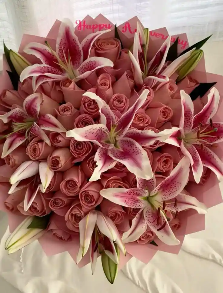 Buchón Rosado De Rosas Y Lirios