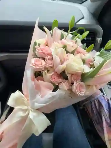 Bouquet Rosado De Rosas Y Lirios