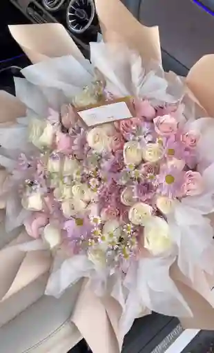 Buchón Lila De Rosas Y Gérberas