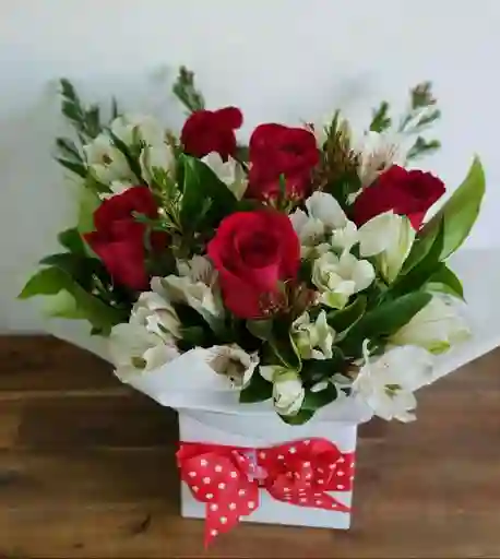 Caja De Rosas Con Astromelias Blancas