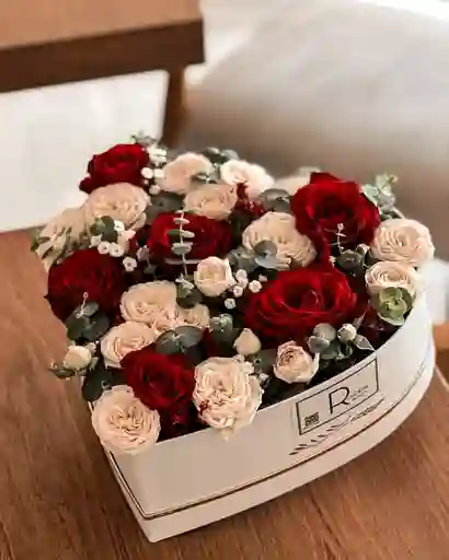 Caja En Forma De Corazón Con Rosas