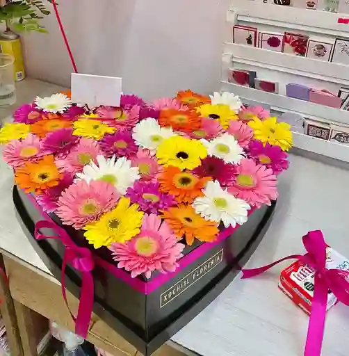 Caja En Forma De Corazón De Gérberas Surtidas