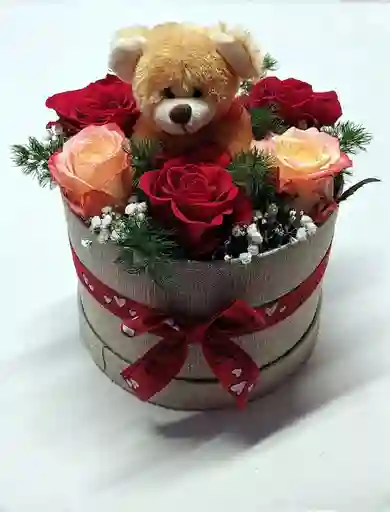 Caja De Rosas Con Oso Pequeño
