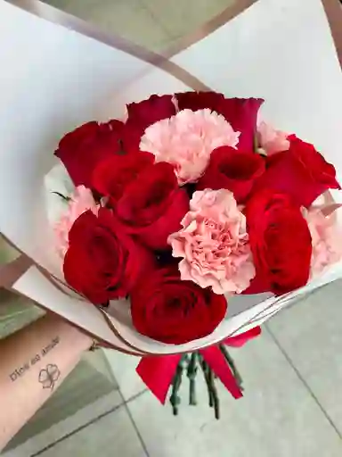 Bouquet De Rosas Con Clavel