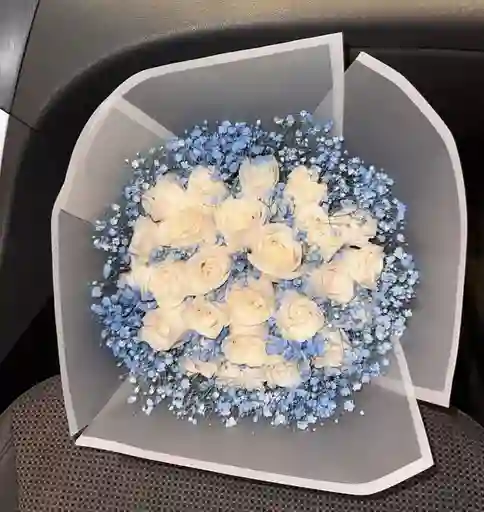 Bouquet De Rosas Con Gypsophila Azul