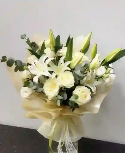 Bouquet De Lirios Y Rosas Blancas