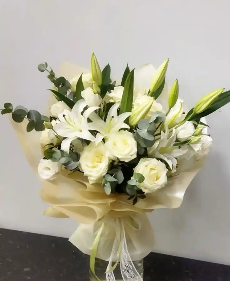 Bouquet De Lirios Y Rosas Blancas