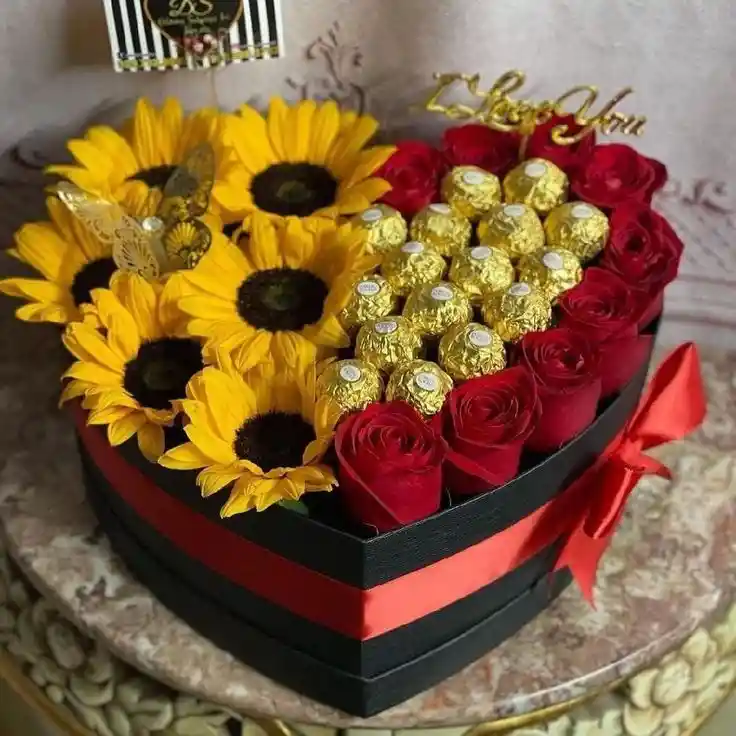 Caja En Forma De Corazón Con Rosas, Girasoles Y Chocolates