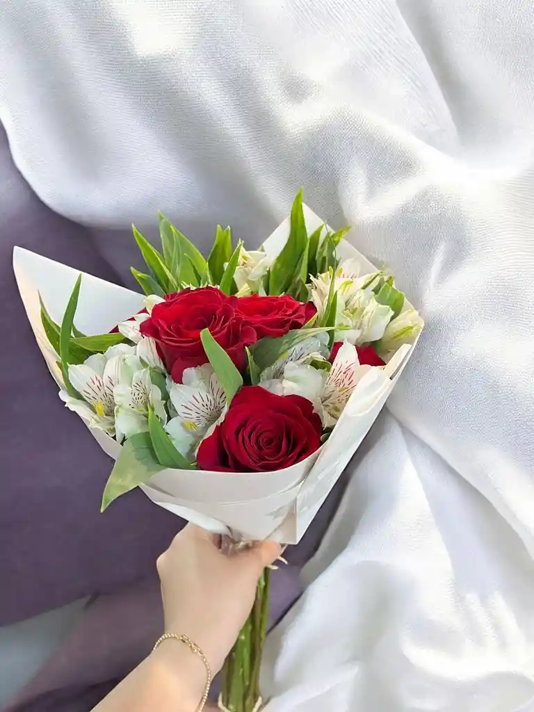 Bouquet De Rosas Y Astromelia