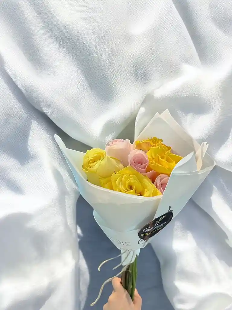 Bouquet De Rosas Amarrillas Y Rosadas