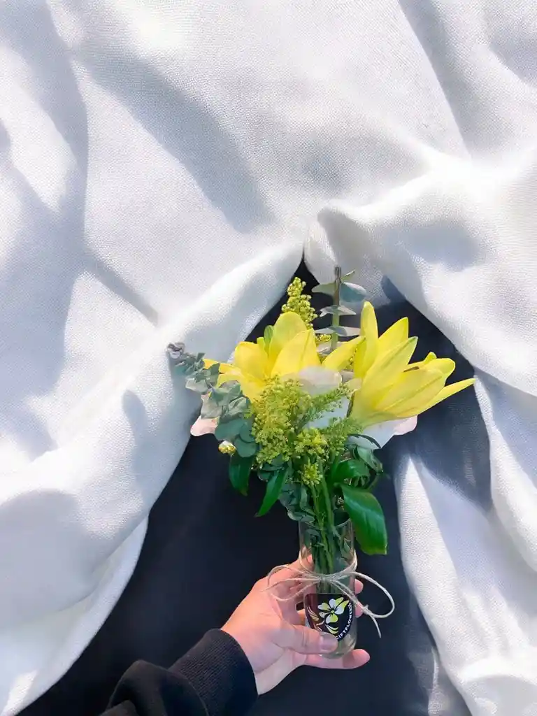 Solitario De Lirio Amarillo Con Rosas, Eucalipto Y Soliago