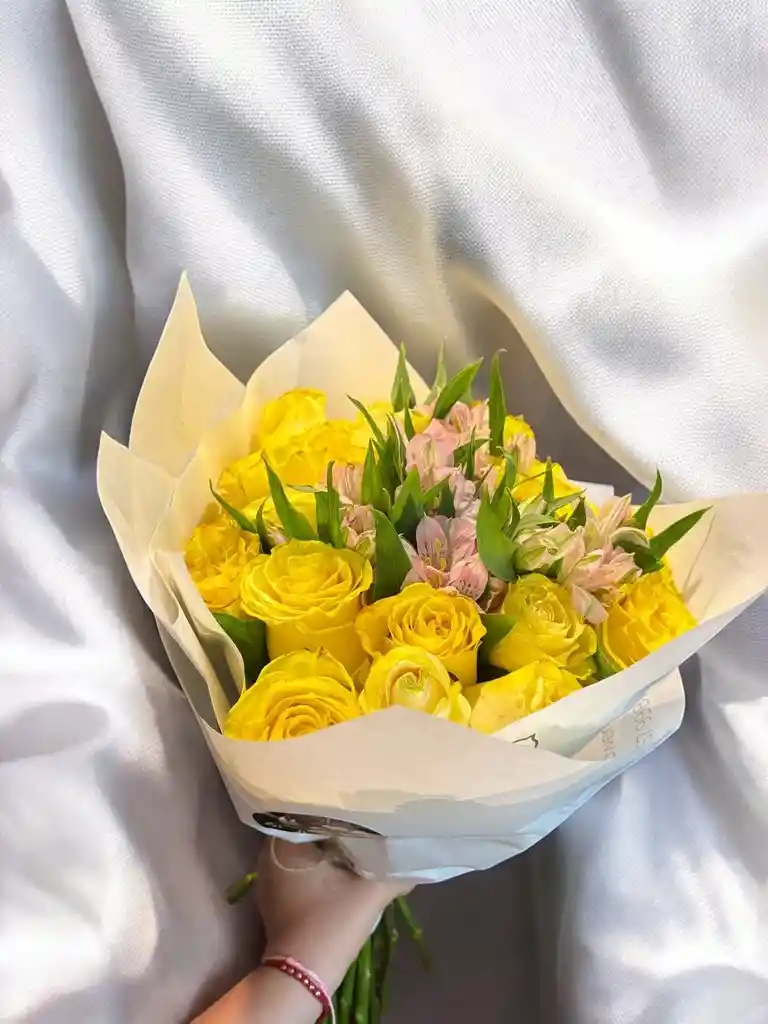 Bouquet De Rosas Amarillas Con Astromelia