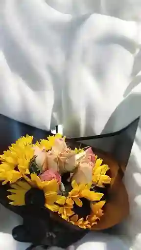 Bouquet De Girasoles Y Rosas