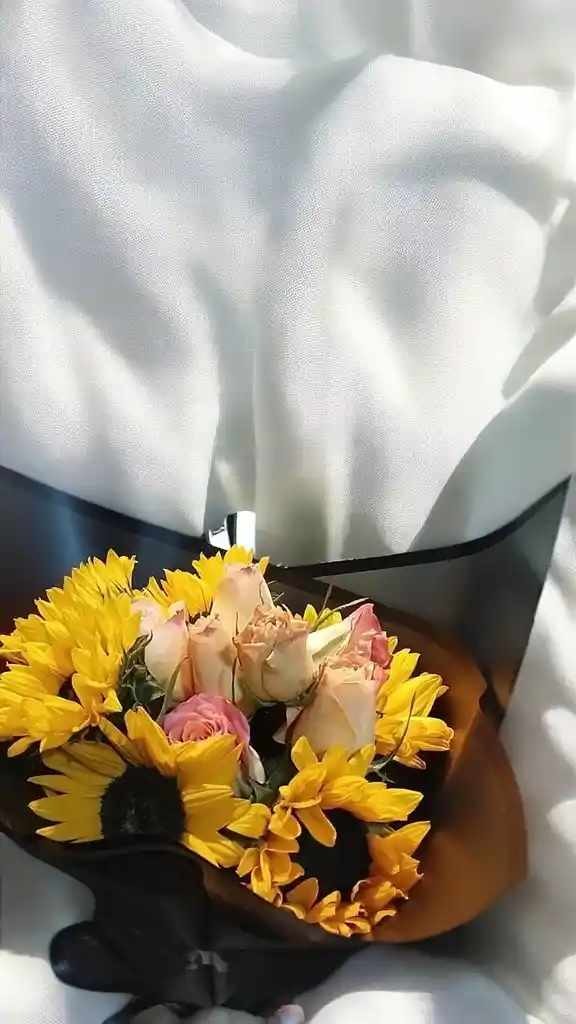 Bouquet De Girasoles Y Rosas
