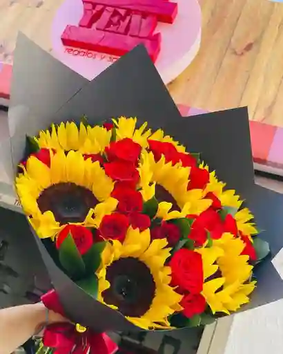 Bouquet De Rosas Y Girasoles