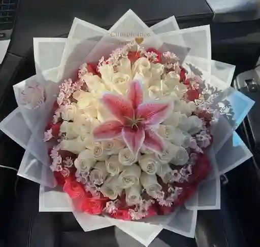 Buchon De Rosas Blancas Y Rosadas Con Lirio