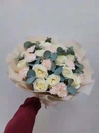 Bouquet De Rosa Blancas Y Clavel