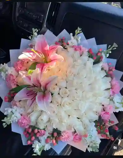 Buchon Con Rosa Clavel Y Lirios