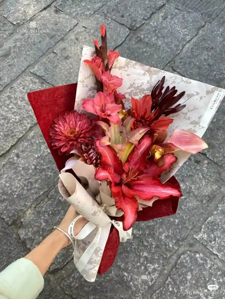 Bouquet Vinotinto De Lirio Y Crisantemo