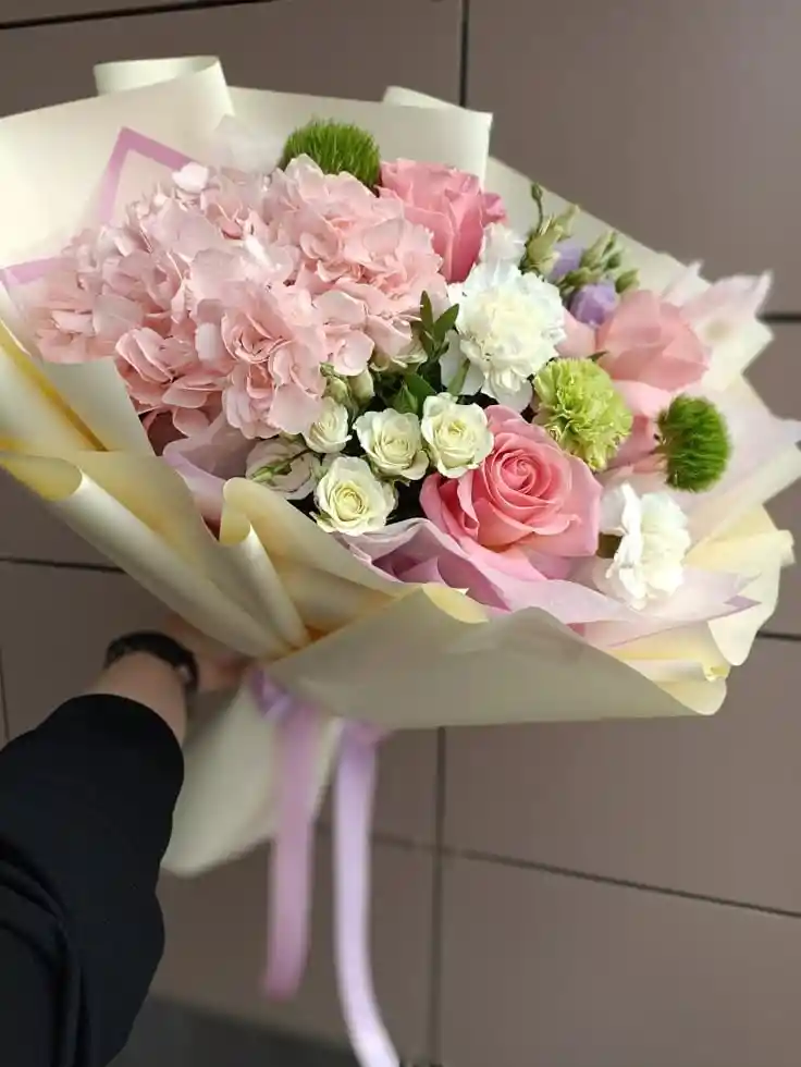 Bouquet Con Hortencia Rosas Y Clavel