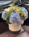 Caja De Rosas Y Hortencias Azules