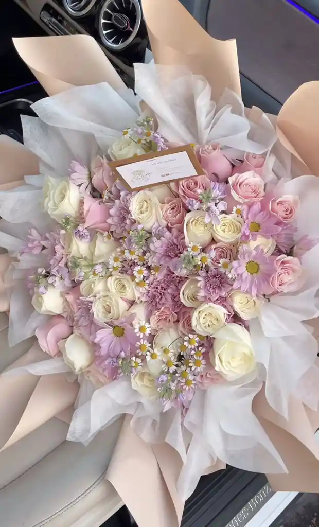 Buchón Lila De Rosas Y Gérberas