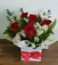 Caja De Rosas Con Astromelias Blancas