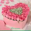 Caja En Forma De Corazón Con Rosas Rosadas Y Gypsophila