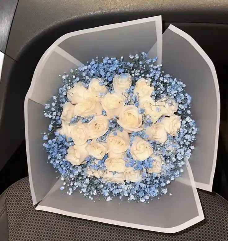 Bouquet De Rosas Con Gypsophila Azul
