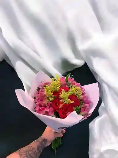 Bouquet De Rosas Y Astromelias.