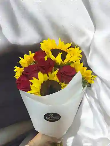 Bouquet De Girasoles Con Rosas.