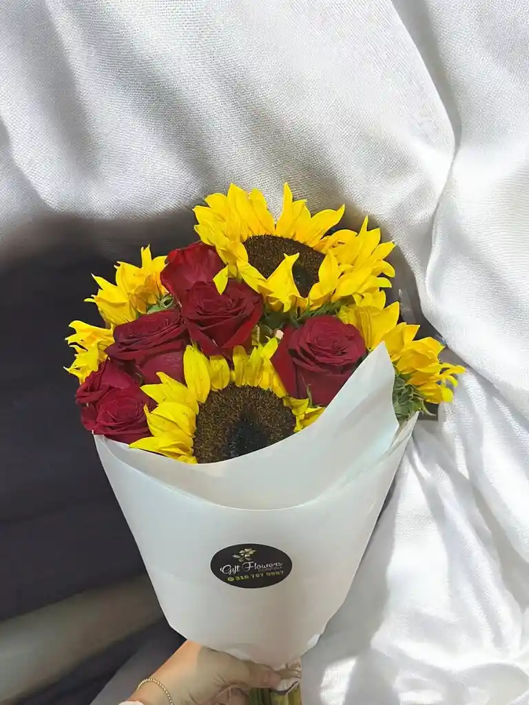 Bouquet De Girasoles Con Rosas.