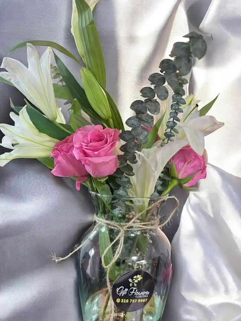 Jarron De Lirios Con Rosa