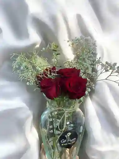 Jarrón De Rosas Rojas Con Gypsophila