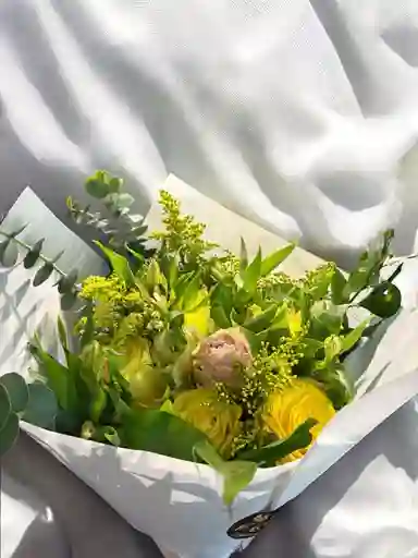 Bouquet De Rosas Mix Con Astromelias, Soliago, Eucalipto Y Rucus