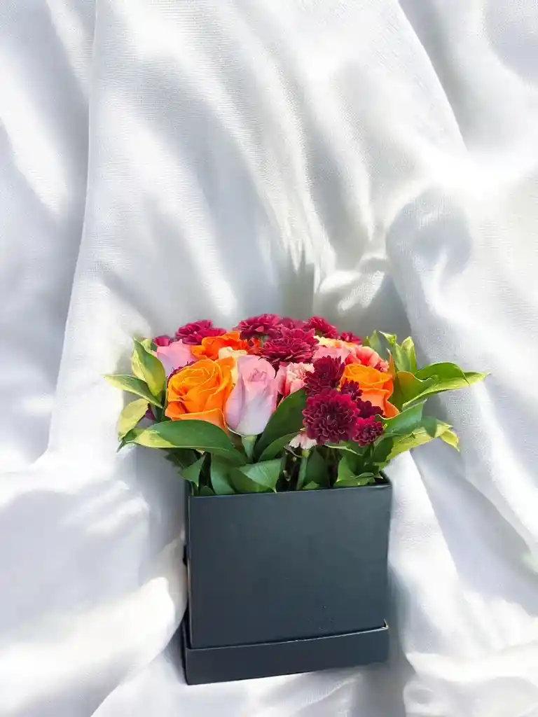 Caja Cuadrada De Rosas Con Dalia.