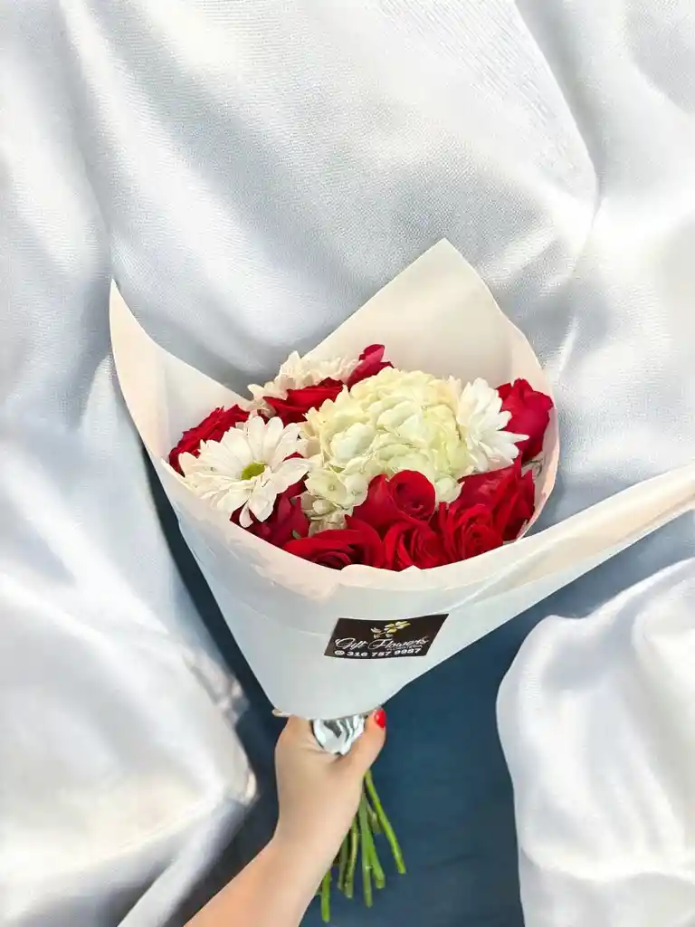 Bouquet De Rosas Con Hortencia Y Margarita.