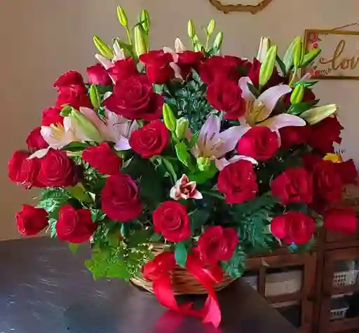 Canasta Grande De Rosas Y Lirios